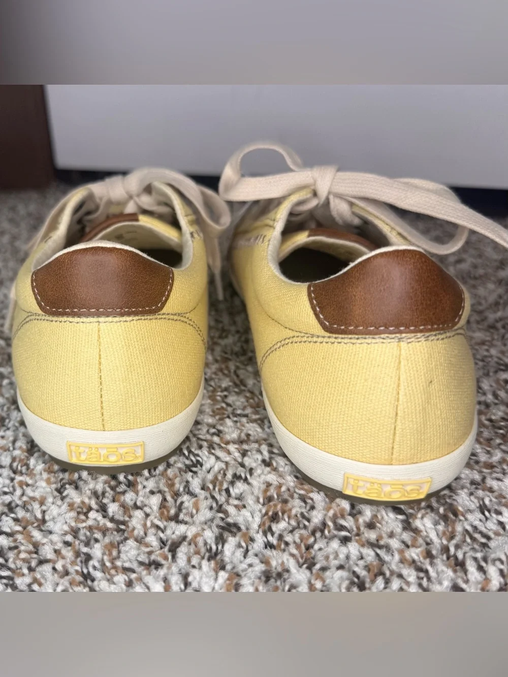 Taos Star Burst Women’s Size 9 Yellow Canvas Lace Up Comfort Sneakers NWT